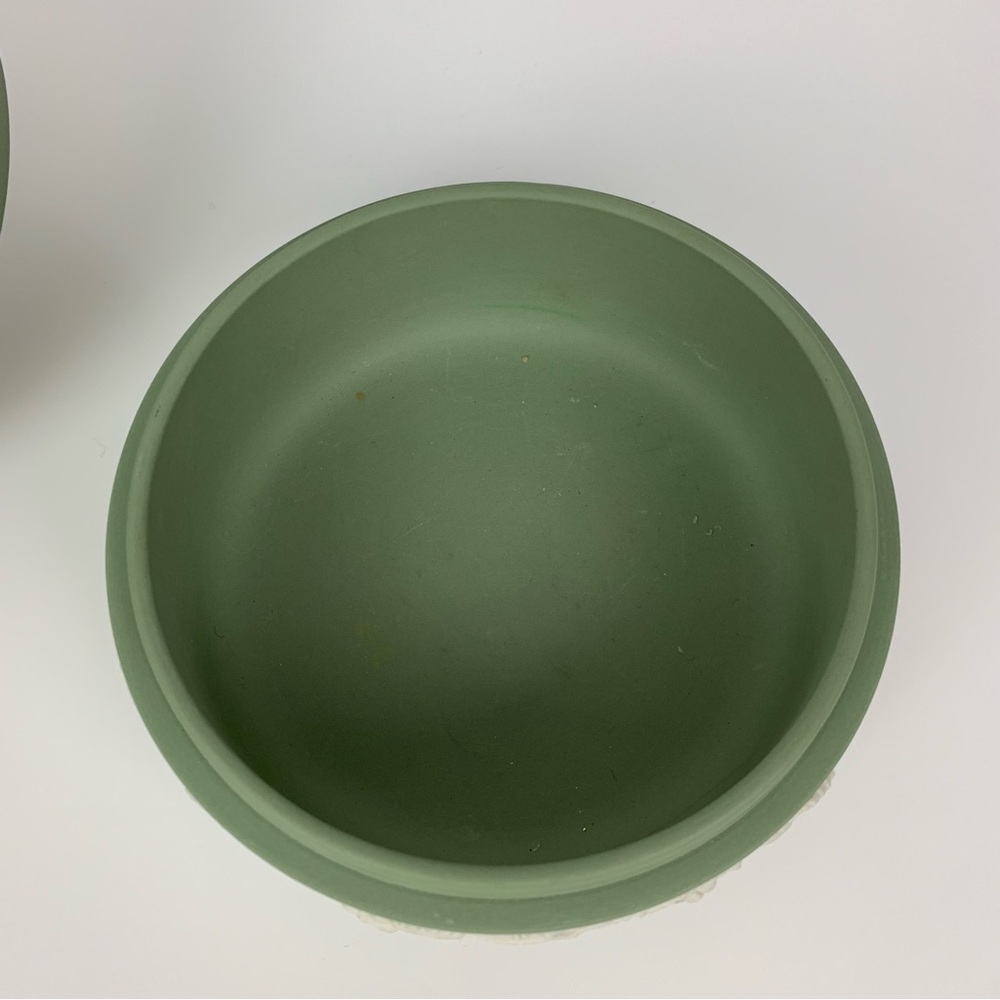 Wedgwood Sage Green Jasperware Lidded Round Box Large 5" Spike Knob Vtg Vines - Picture 7 of 16